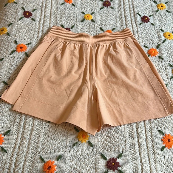 Lululemon Stretch Woven Relaxed-Fit High-Rise Short 4"
Peach Bellini - Picture 5 of 7